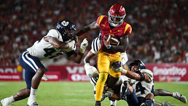 USC Trojans running back Woody Marks (4) runs the ball against Utah State Aggies linebacker Clyde Washington (42) 