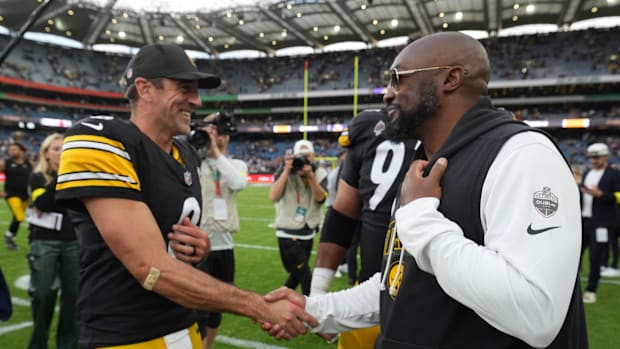 Aaron Rodgers and Mike Tomlin shake hands on the field.