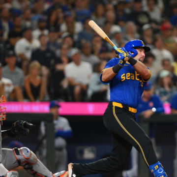 Seattle Mariners catcher Cal Raleigh (29) hits a 2-RBI single against the New York Mets during the seventh inning at T-Mobile Park on Aug 9.