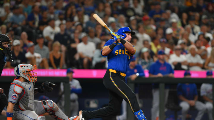 Seattle Mariners catcher Cal Raleigh (29) hits a 2-RBI single against the New York Mets during the seventh inning at T-Mobile Park on Aug 9.