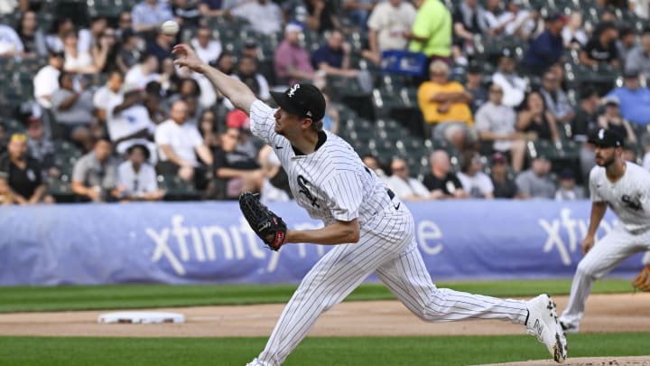 Jul 27, 2024; Chicago, Illinois, USA;  Chicago White Sox pitcher Erick Fedde (20) pitches against the Seattle Mariners during the first inning at Guaranteed Rate Field.