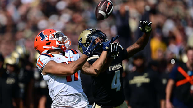 Illinois Fighting Illini wide receiver Collin Dixon (17) catches a pass