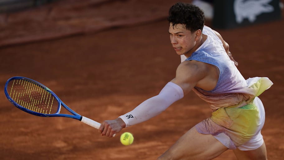 Ben Shelton advanced to the fourth round at Roland Garros before falling to Carlos Alcaraz.