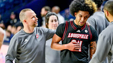 Louisville Cardinals head coach Pat Kelsey talks to guard Chucky Hepburn (24) 