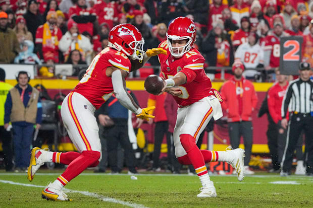 Kansas City Chiefs quarterback Patrick Mahomes (15) hands off to running back Isiah Pacheco 