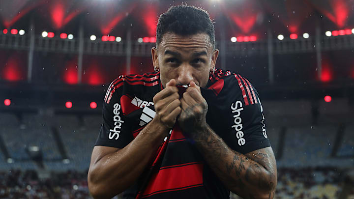 Danilo trabalha para voltar a ficar à disposição no Flamengo