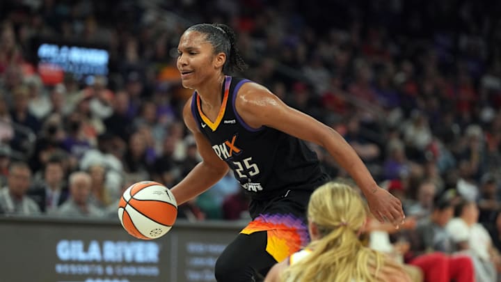 Sep 2, 2025; Phoenix, Arizona, USA; Phoenix Mercury forward Alyssa Thomas (25) drives past Indiana Fever guard Lexie Hull (10) in the first half at PHX Arena. Mandatory Credit: Rick Scuteri-Imagn Images Sep 2, 2025; Phoenix, Arizona, USA; Phoenix Mercury forward Alyssa Thomas (25) drives past Indiana Fever guard Lexie Hull (10) in the first half at PHX Arena. Mandatory Credit: Rick Scuteri-Imagn Images
