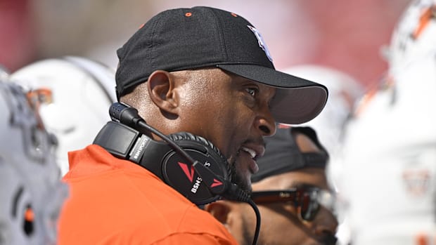 Former Heisman Trophy winner Eddie George falls to 3-6 in his first season as head coach of the Bowling Green Falcons.