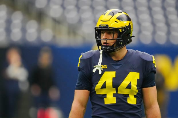 Michigan Wolverines tight end Max Bredeson looks on during practice before the CFP national championship game vs. Washington