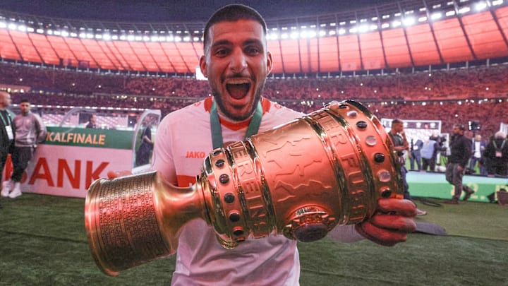 VfB-Star Undav mit dem DFB-Pokal VfB-Star Undav mit dem DFB-Pokal