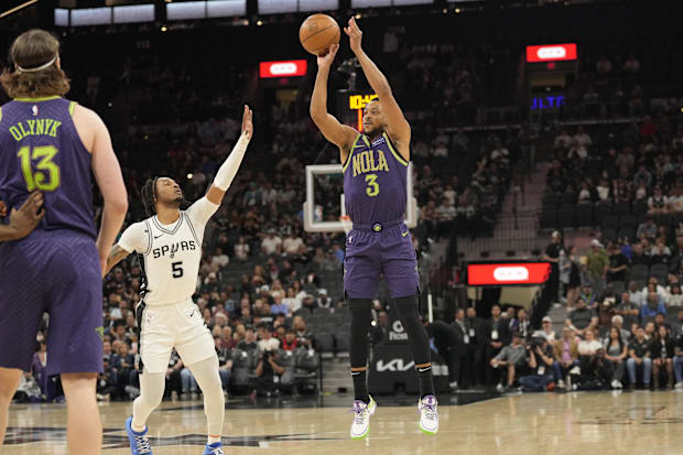 New Orleans Pelicans guard CJ McCollum (3) shoots over San Antonio Spurs guard Stephon Castle (5)