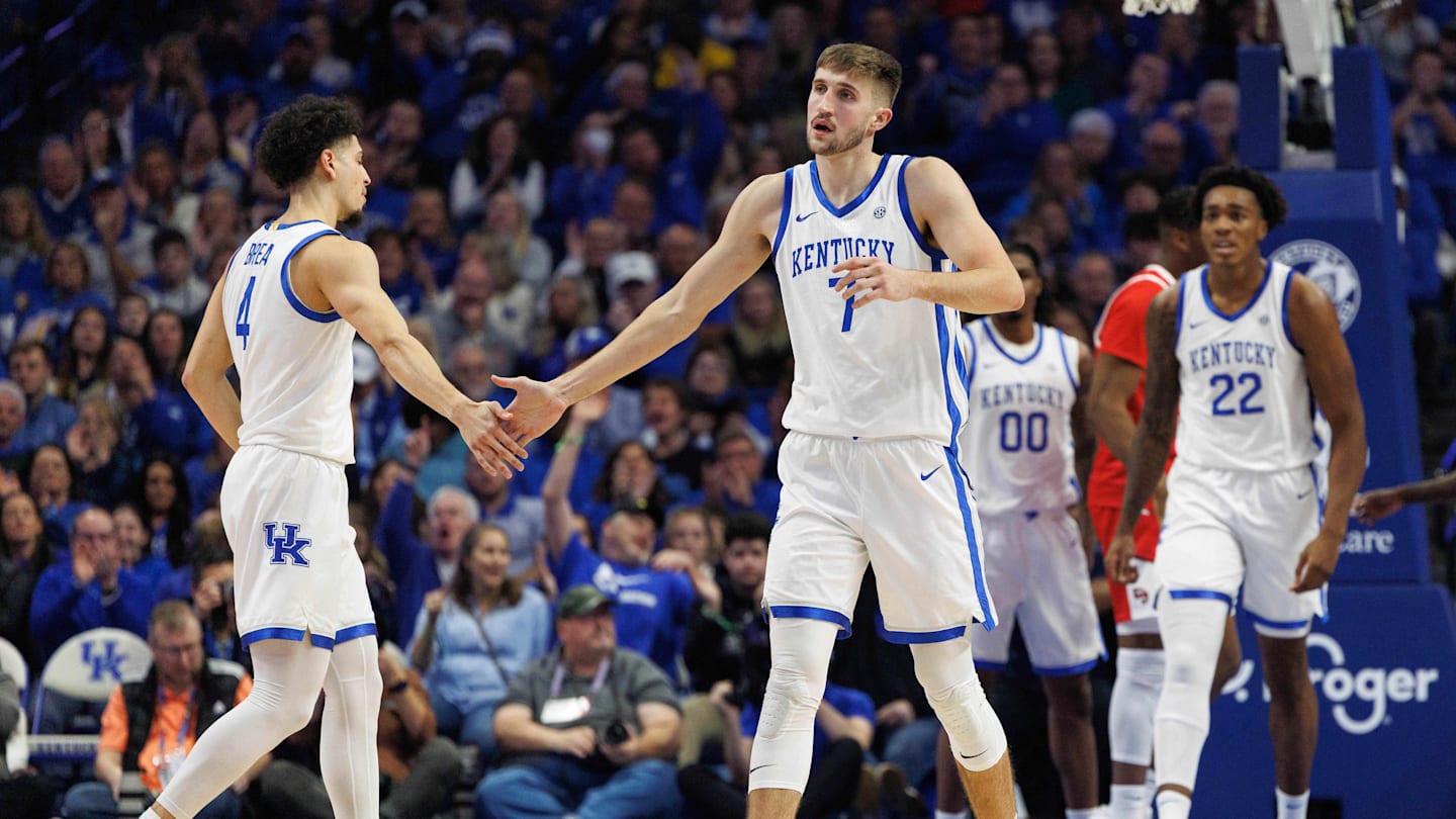 How big of a jump will Kentucky have in the AP Poll after chaotic week of college basketball?