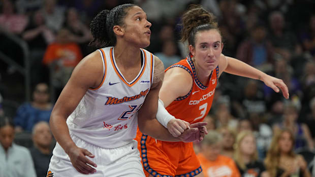 A photo of Alyssa Thomas boxing out