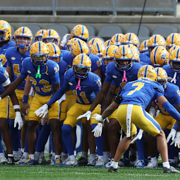 Oct 25, 2025; Pittsburgh, Pennsylvania, USA;  Pittsburgh Panthers defensive back Javon McIntyre (7) hypes up the team before the game against the North Carolina State Wolfpack at Acrisure Stadium. Mandatory Credit: Charles LeClaire-Imagn Images