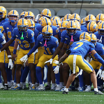 Oct 25, 2025; Pittsburgh, Pennsylvania, USA;  Pittsburgh Panthers defensive back Javon McIntyre (7) hypes up the team before the game against the North Carolina State Wolfpack at Acrisure Stadium. Mandatory Credit: Charles LeClaire-Imagn Images