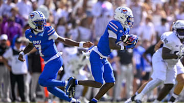 Sep 20, 2025; Fort Worth, Texas, USA; SMU Mustangs quarterback Kevin Jennings (7) hands the ball off to running back Chris Johnson Jr. (6) during the game between the TCU Horned Frogs and the SMU Mustangs at Amon G. Carter Stadium. Mandatory Credit: Jerome Miron-Imagn Images