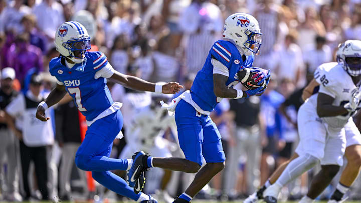 Sep 20, 2025; Fort Worth, Texas, USA; SMU Mustangs quarterback Kevin Jennings (7) hands the ball off to running back Chris Johnson Jr. (6) during the game between the TCU Horned Frogs and the SMU Mustangs at Amon G. Carter Stadium. Mandatory Credit: Jerome Miron-Imagn Images