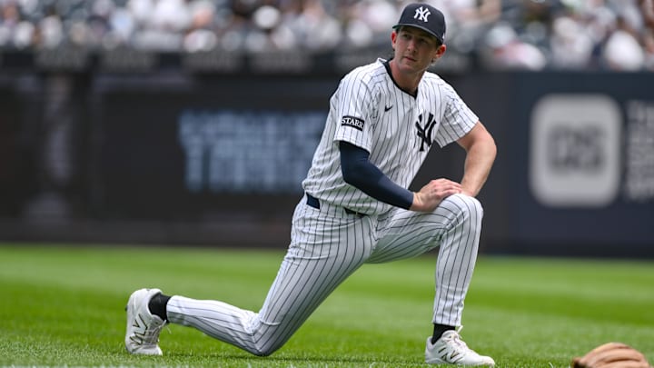 Jul 26, 2025; Bronx, New York, USA; New York Yankees third baseman Ryan McMahon (19) warms up before his Yankee debut against the Philadelphia Phillies at Yankee Stadium. Jul 26, 2025; Bronx, New York, USA; New York Yankees third baseman Ryan McMahon (19) warms up before his Yankee debut against the Philadelphia Phillies at Yankee Stadium.