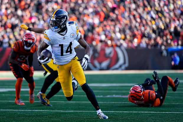 Pittsburgh Steelers WR George Pickens breaks through the defense for a touchdown against the Cincinnati Bengals.