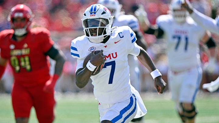 Oct 5, 2024; Louisville, Kentucky, USA;  Southern Methodist Mustangs quarterback Kevin Jennings (7) runs the ball for a touchdown against the Louisville Cardinals during the first half at L&N Federal Credit Union Stadium. Mandatory Credit: Jamie Rhodes-Imagn Images