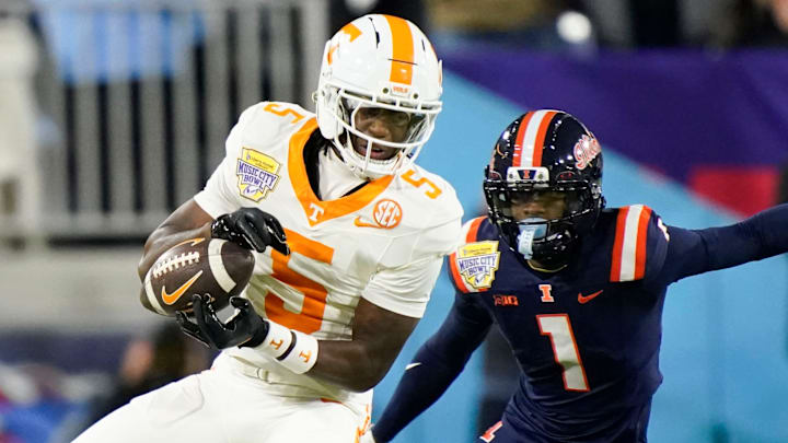 Tennessee wide receiver Travis Smith Jr. (1) makes the catch while defended by Illinois defensive back Kaleb Patterson (1) during the Music City Bowl NCAA college football game on Dec. 30, 2025, in Nashville, Tennessee.