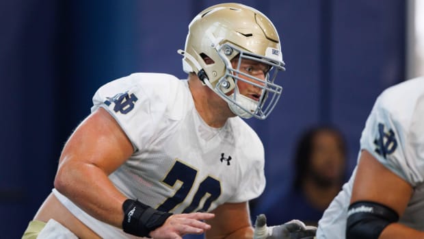 Center Ashton Craig works at Notre Dame fall camp