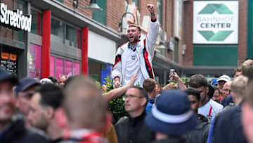 Des supporters anglais ont descendu une énorme quantité de bière dans un bar avant la rencontre face à la Serbie ce dimanche.