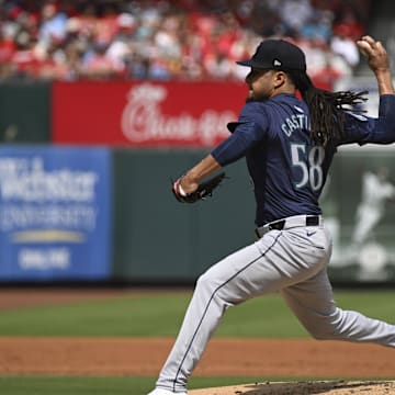 Seattle Mariners starting pitcher Luis Castillo (58) throws against the St. Louis Cardinals during the first inning at Busch Stadium on Sept. 8.