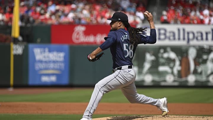 Seattle Mariners starting pitcher Luis Castillo (58) throws against the St. Louis Cardinals during the first inning at Busch Stadium on Sept. 8.