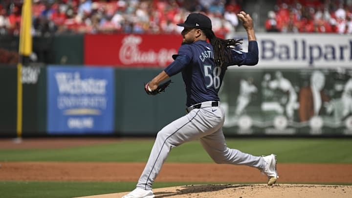 Sep 8, 2024; St. Louis, Missouri, USA; Seattle Mariners starting pitcher Luis Castillo (58) throws against the St. Louis Cardinals during the first inning at Busch Stadium. Sep 8, 2024; St. Louis, Missouri, USA; Seattle Mariners starting pitcher Luis Castillo (58) throws against the St. Louis Cardinals during the first inning at Busch Stadium.