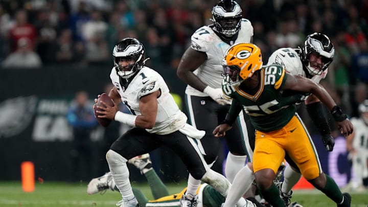 Philadelphia Eagles quarterback Jalen Hurts scrambles against Green Bay Packers defensive end Kingsley Enagbare