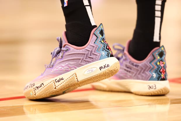 Kevon Looney's pink ANTA shoes.