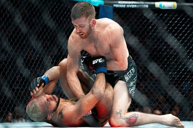 Cory Sandhagen (guantes rojos) lucha con Deiveson Figueiredo (guantes azules) durante la noche de pelea de UFC en Wells Fargo Arena.
