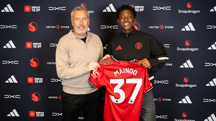 Kobbie Mainoo a prolongé ce jeudi à Manchester United