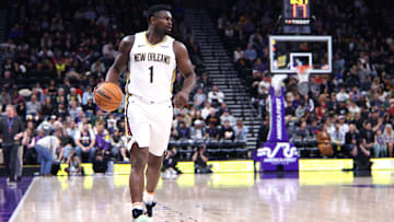 Zion Williamson handles the ball