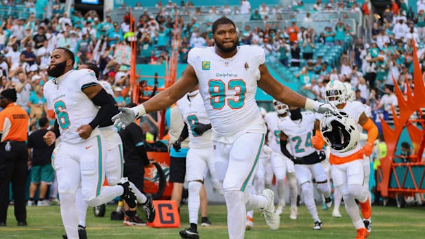 Miami Dolphins defensive tackle Calais Campbell (93) runs to the field before the game against the New England Patriots