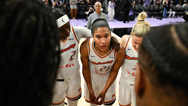 A photo of Alyssa Thomas talking to her teammates in the huddl