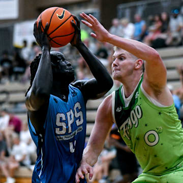 Team Faygo and Michigan State's Jaxon Kohler, right, defends against Team SPS and MSU's Ker Teng during the Moneyball Pro-Am on Thursday, July 24, 2025, at Holt High School.