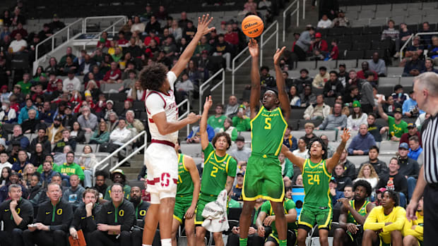 Oregon Ducks guard TJ Bamba (5) shoots against Stanford Cardinal forward Donavin Young 