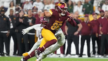 Sep 11, 2025; Green Bay, Wisconsin, USA; Washington Commanders tight end Zach Ertz (86) runs against the Green Bay Packers in the fourth quarter at Lambeau Field. Mandatory Credit: Jeff Hanisch-Imagn Images