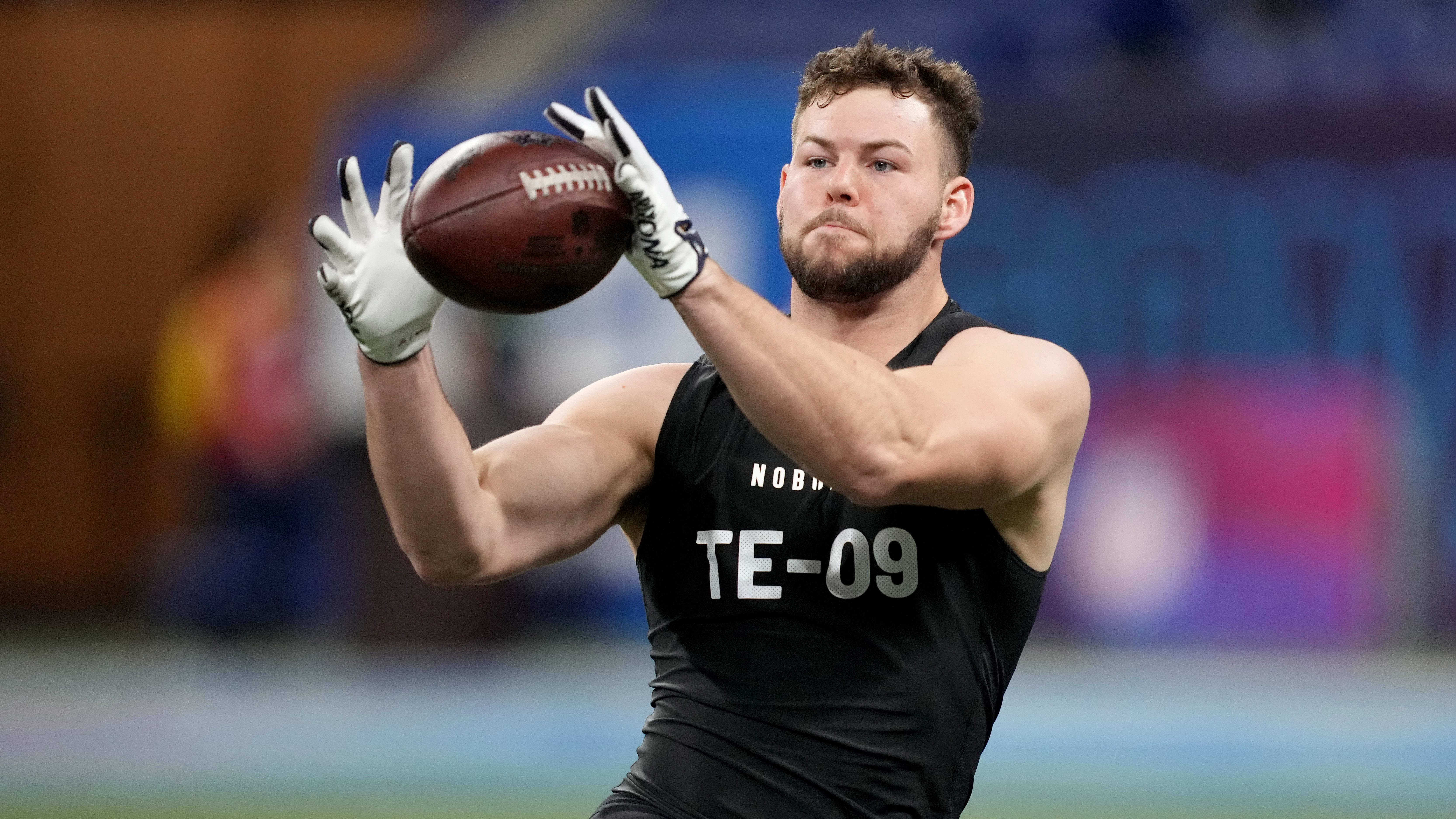 Arizona tight end Tanner McLachlan (TE09) works out during the NFL Scouting Combine.