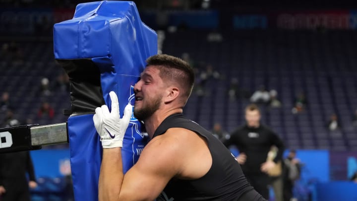 Mar 1, 2024; Indianapolis, IN, USA; Kansas State tight end Ben Sinnott (TE12) works out during the 2024 NFL Combine at Lucas Oil Stadium. Mandatory Credit: Kirby Lee-USA TODAY Sports