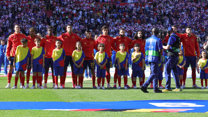 Die spanischen Fußballer bleiben während ihrer Hymne stumm