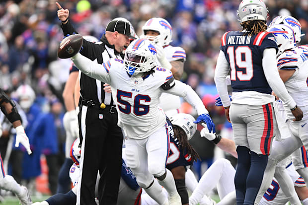 Buffalo Bills defensive end Javon Solomon recovers fumble against the New England Patriots.