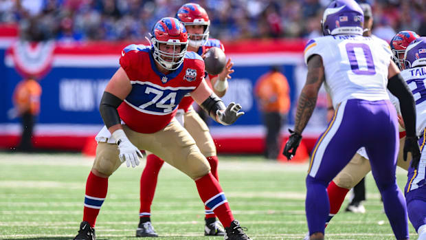 New York Giants guard Greg Van Roten  