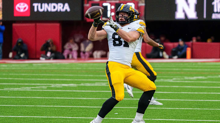 Nov 28, 2025; Lincoln, Nebraska, USA; Iowa Hawkeyes tight end DJ Vonnahme (81) catches a pass against the Nebraska Cornhuskers during the third quarter at Memorial Stadium. Mandatory Credit: Dylan Widger-Imagn Images Nov 28, 2025; Lincoln, Nebraska, USA; Iowa Hawkeyes tight end DJ Vonnahme (81) catches a pass against the Nebraska Cornhuskers during the third quarter at Memorial Stadium. Mandatory Credit: Dylan Widger-Imagn Images