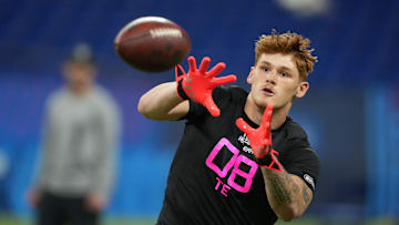Feb 28, 2025; Indianapolis, IN, USA; Oregon tight end Terrance Ferguson (TE08) participates in drills during the 2025 NFL Combine at Lucas Oil Stadium. 