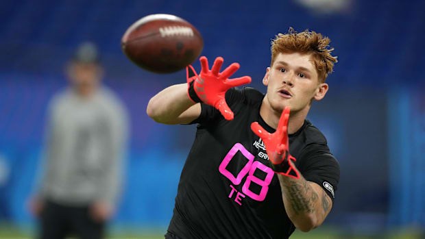 Oregon tight end Terrance Ferguson (TE08) participates in drills during the 2025 NFL Combine at Lucas Oil Stadium. Mandatory 