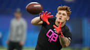 Feb 28, 2025; Indianapolis, IN, USA; Oregon tight end Terrance Ferguson (TE08) participates in drills during the 2025 NFL Combine at Lucas Oil Stadium.