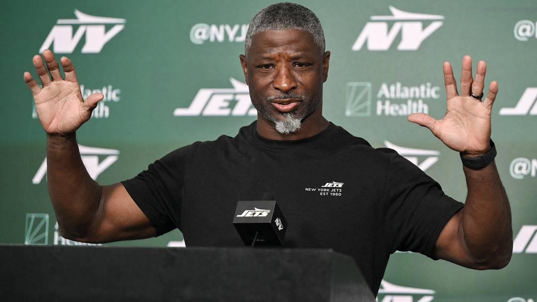 Jets head coach Aaron Glenn's job could be on the line next season. Here's why. 